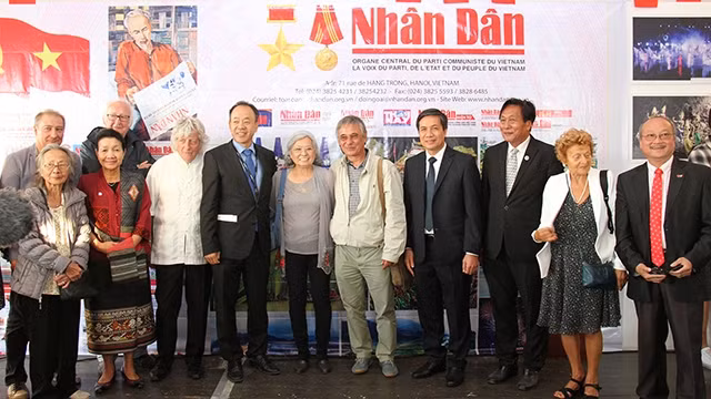 各位代表出席《人民报》社展位亮相仪式。