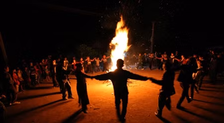 在鼓锣喧天的气氛中，红男绿女手拉着手绕着营火跳舞唱歌。（图片来源：越通社）