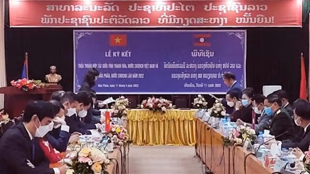 越南清化省与老挝华潘省的合作协议签署仪式。