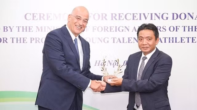 希腊外长尼科斯•科齐阿斯（左）和越南文化体育与旅游部副部长黄道刚。