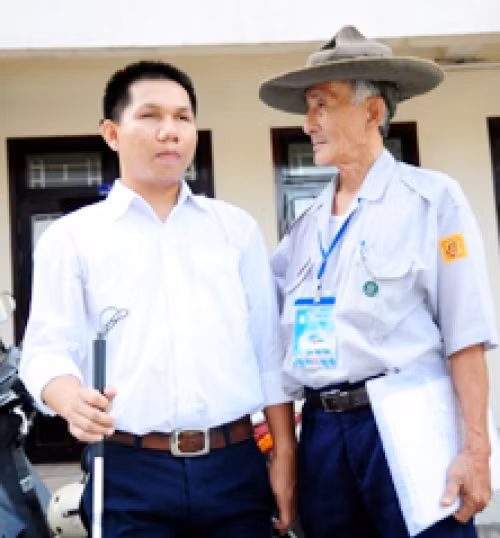 陈富同学（左）被岘港师范大学破裂录取为该校社会心理学系本科生。