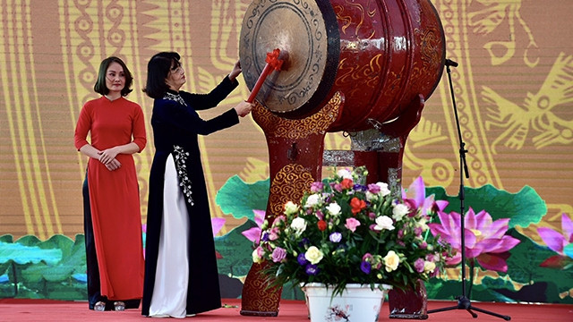 邓氏玉盛副主席鸣鼓开庙。（维灵 摄）