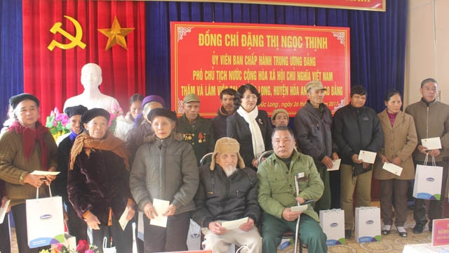 邓氏玉盛副主席向德龙乡优抚家庭和贫困户送上慰问品。（图片来源：高平报网）