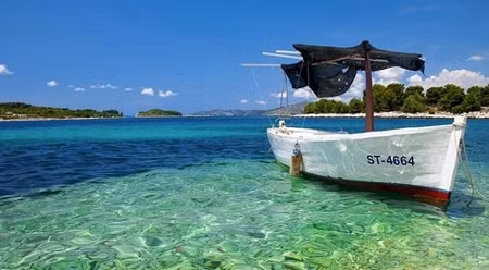 海盗群岛海水清澈见底。