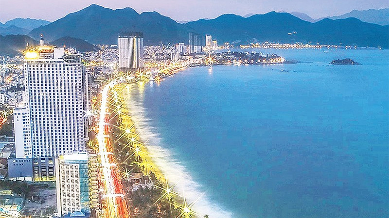 海滨城市芽庄的夜景。