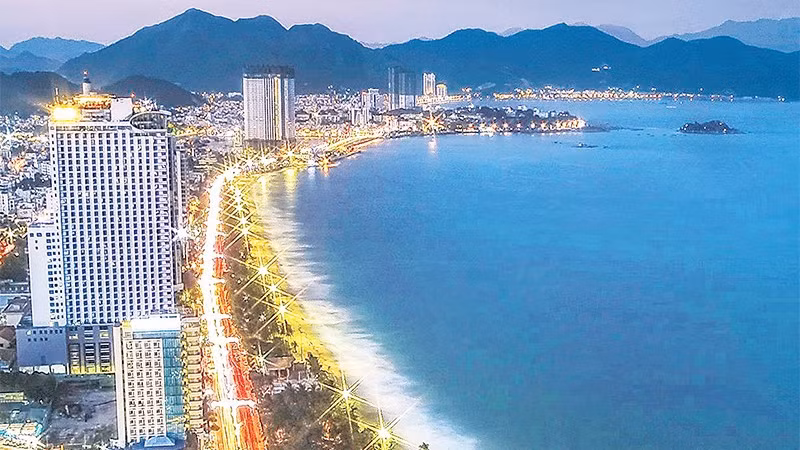 海滨城市芽庄的夜景。
