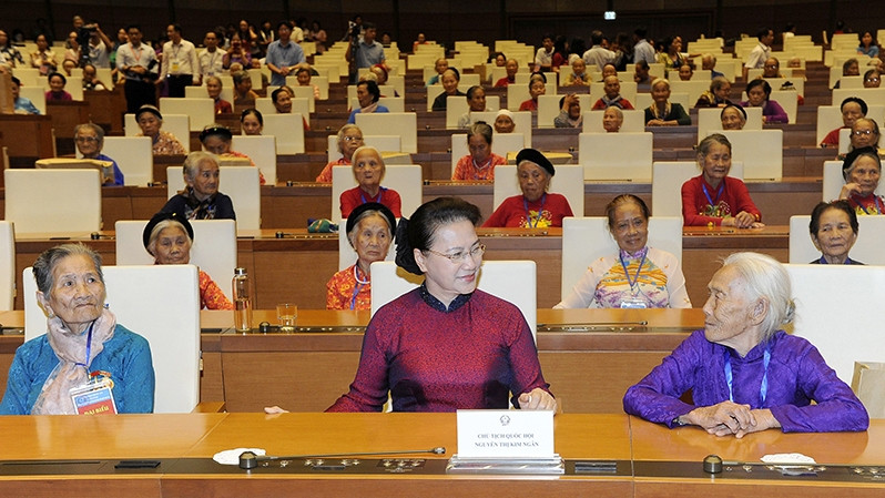 国会主席阮氏金银与各位代表。（图片来源：人民报网）