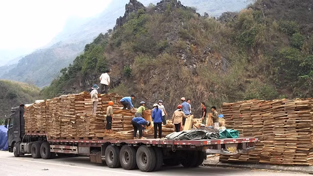 新冠肺炎疫情：清水口岸顺利通关2020年首批货物。