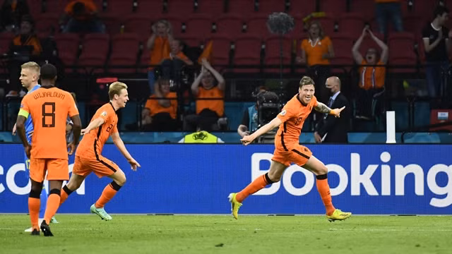 沃乌特•韦格霍斯特庆祝进球。