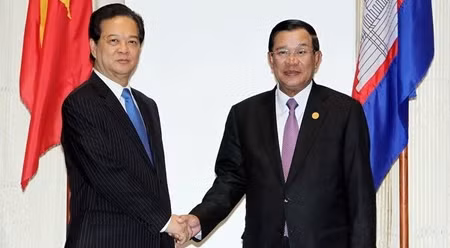 越南政府总理阮晋勇会见柬埔寨首相洪森。（图片来源：越通社）