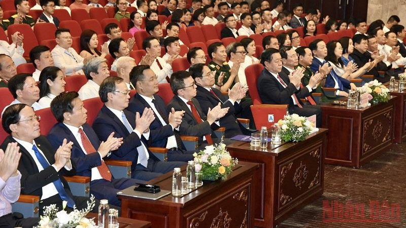 党、国家领导人出席第十六届国家新闻奖颁奖仪式。