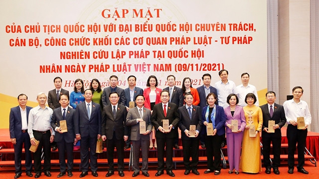越南国会主席王廷惠和专职国会代表和法律-司法机构干部。（图片来源：人民军队报）