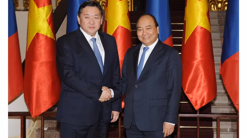阮春福总理与蒙古国国家大呼拉尔主席米耶贡布·恩赫包勒德。（陈海 摄）