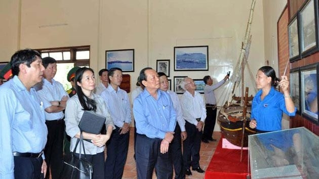 胡志明市市委书记黎青海和工作组看望广义省李山岛县。