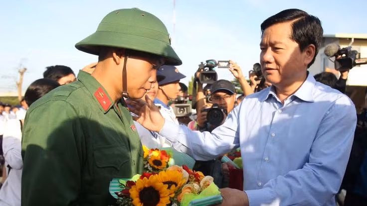 丁罗升同志鼓励新宾。（图片来源：VGP）