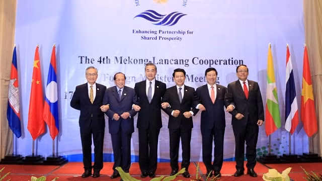 各国代表团团长合影。。