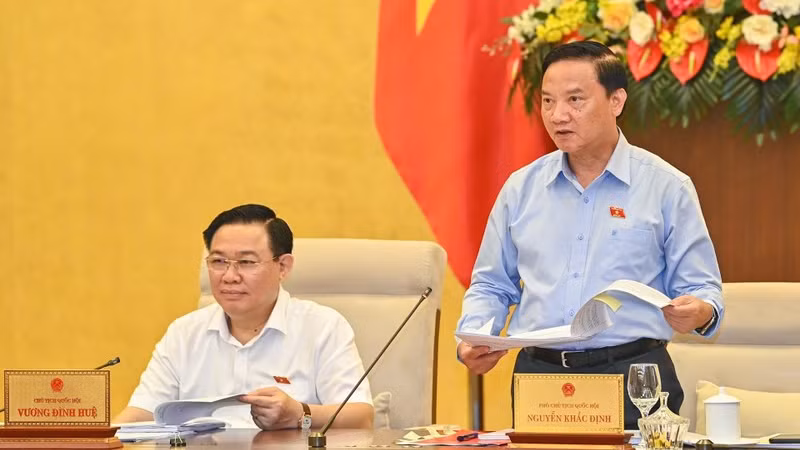国会副主席阮克定发言。