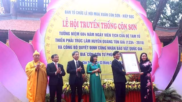 文化体育和旅游部领导代表授予政府总理获批将“昆山资福寺碑”列入国宝名单的决定书。