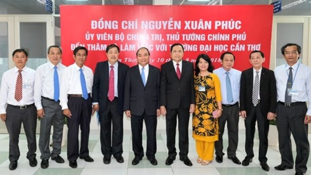 阮春福总理与芹苴大学领导合影。（图片来源：VPG）