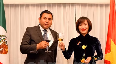 黎玲兰大使与布劳略·阿尔瓦雷斯市长。（图片来源：越通社）