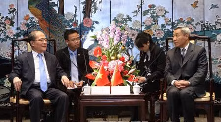 越南国会主席阮生雄会见中国广东省人大常委会主任黄龙云。（图片来源：越通社）