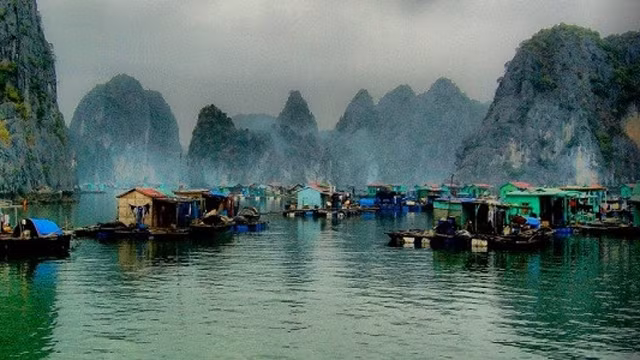 广宁省下龙湾上万门渔村一角。