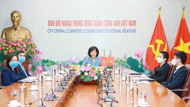 越南共产党代表团出席I亚洲政党国际会议成立20周年纪念大会。