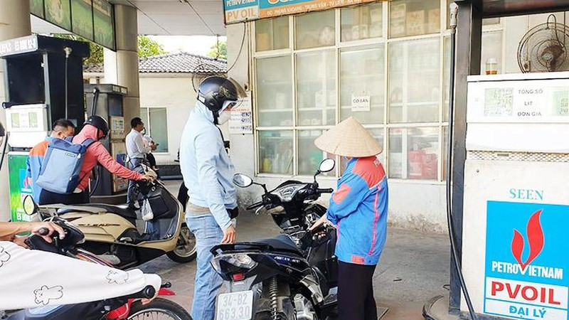 汽油和石油的零售价格持续下降，但国内商品和服务仍处于高位。