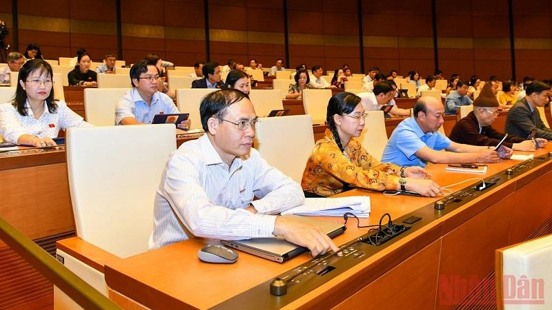 国会代表表决通过关于批准国家预算决算的决议。