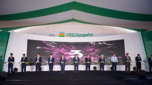 中纤板生产厂竣工剪彩仪式。