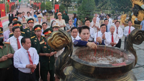 阮氏金银主席前往芹苴市烈士陵园敬香。（图片来源：越南之声）