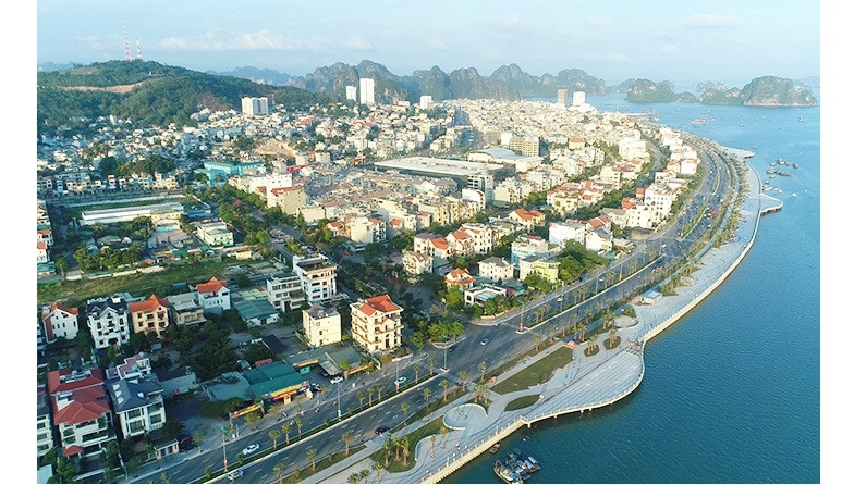 广宁省下龙市日益成为一个文明、现代化的城市。
