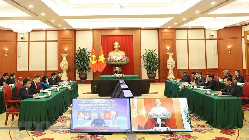 越共中央总书记阮富仲与莫桑比克解放阵线党总书记兼总统菲利佩·雅辛托·纽西于2022年6月6日举行在线会谈。