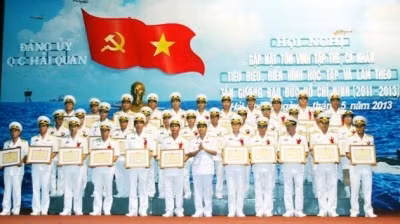 模范集体代表和个人合影留念。 (Photo: 图片来源：人民报网)