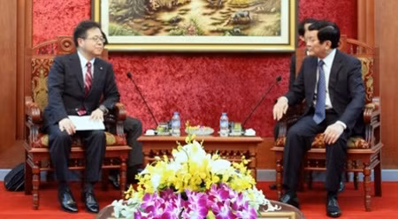 越南国家主席张晋创4月12日会见日本内阁官房副长官世耕弘成。