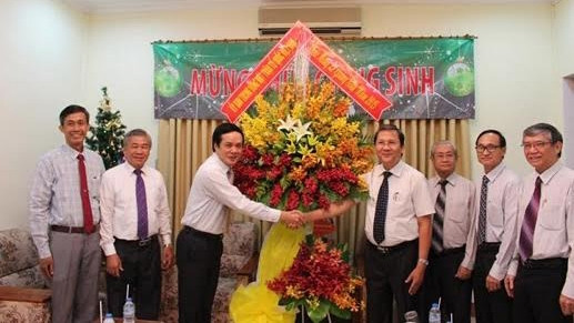 越南祖国阵线中央委员会副主席黎伯程祝贺越南南方福音教教会。（图片来源：大团结报网）