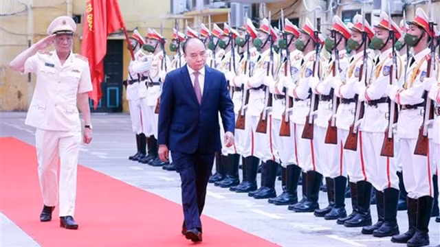 国家主席阮春福探访公安部国内安全局。（图片来源：越通社）