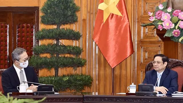 范明正总理会见山田贵雄大使。（陈海 摄）