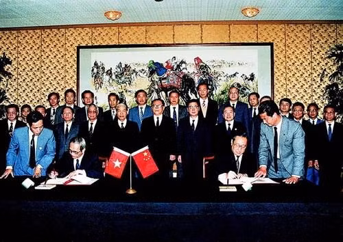 越南与中国签署了两份协议的仪式。 (Photo: 图片来源：越南《人民报》1991年11月)