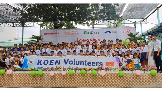 各位代表和志愿者与师生们合影。