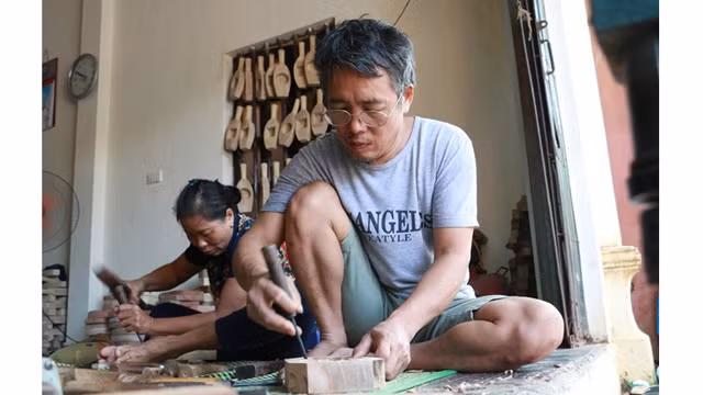 陈文板先生制作传统月饼模具。（图片来源：信息报）