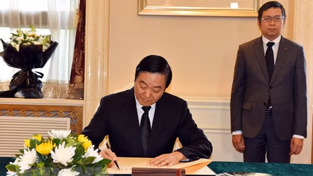 全国政协副主席刘奇葆在吊唁簿上题词。