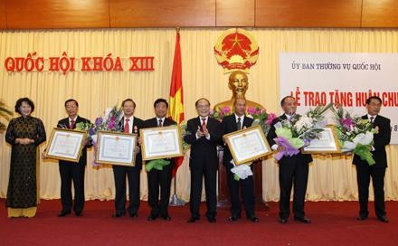 国会主席阮生雄和国会副主席阮氏金银授予前国会和国会机关的领导人高等勋章 (Photo: 图片来源：（越通社）)