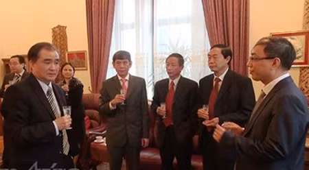 阮雄公使（右）向老挝驻俄罗斯大使表示祝贺。（图片来源：信息报）