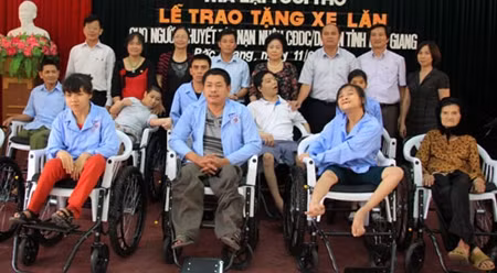 越南北江省向残疾人及橙色剂受害者赠送轮椅。（图片来源：北江报）
