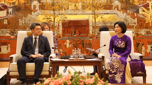 河内市人民议会副主席冯氏红河会见了日本福冈市议会主席书本∙松尾。（图片来源：新河内报）