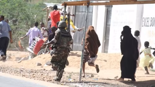 肯尼亚士兵协助疏散加里萨市莫伊大学周围的民众。图片来源：新华网