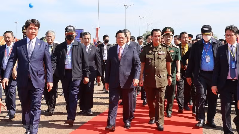 越南政府总理范明正与柬埔寨首相洪森一同出席纪念活动。（图片来源：越通社）