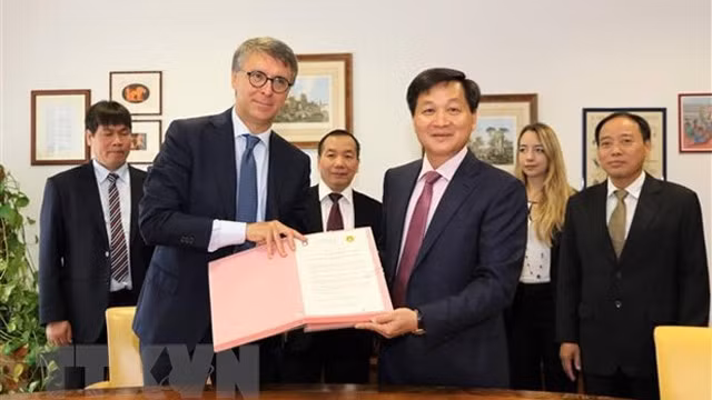 总检察长黎明概与ANAC 主管拉菲尔·坎通尼签署合作备忘录。（图片来源：越通社）