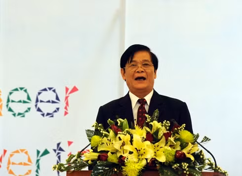 丁光语先生在新闻发布会上发表讲话。